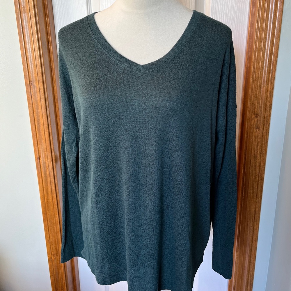 Women’s size medium long sleeve dark green Well Worn sweater